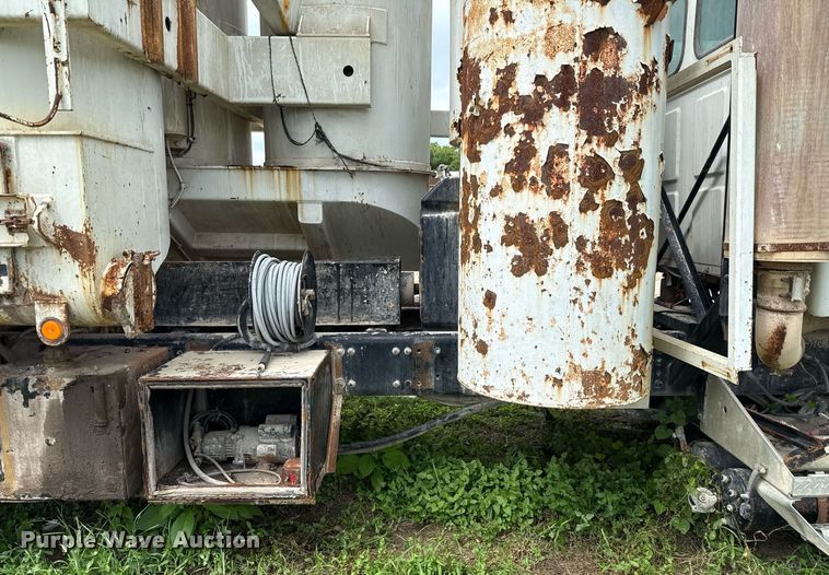 image for item ED5712 2006 Sterling L9500 vacuum truck