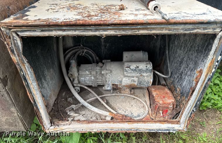 image for item ED5712 2006 Sterling L9500 vacuum truck