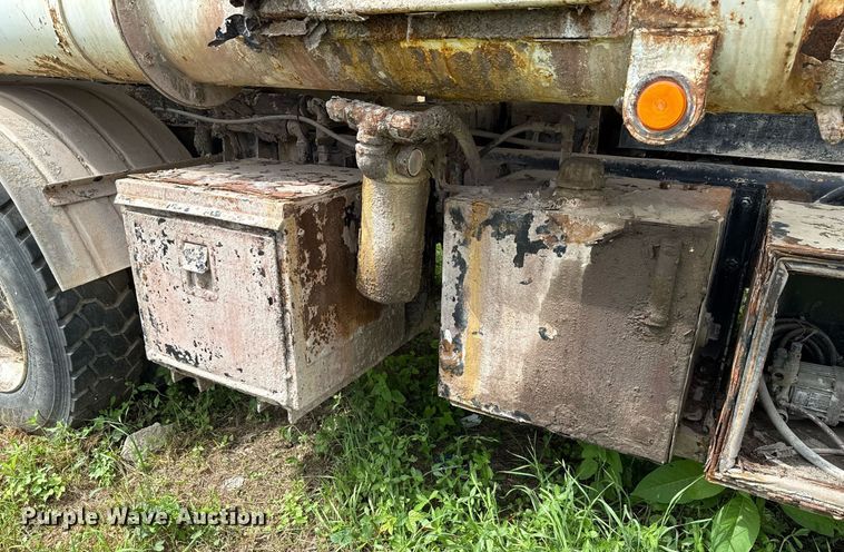 image for item ED5712 2006 Sterling L9500 vacuum truck