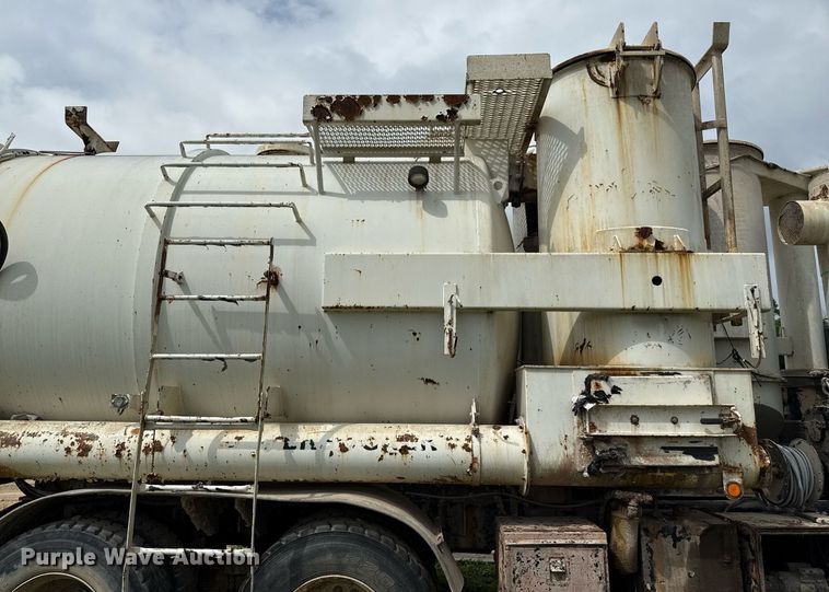 image for item ED5712 2006 Sterling L9500 vacuum truck