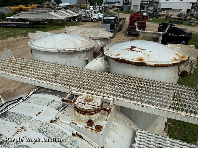 image for item ED5712 2006 Sterling L9500 vacuum truck