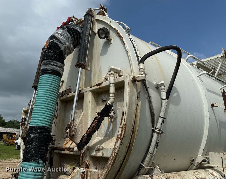 image for item ED5712 2006 Sterling L9500 vacuum truck