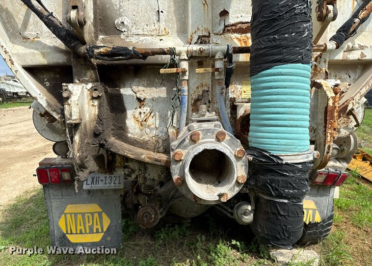 image for item ED5712 2006 Sterling L9500 vacuum truck