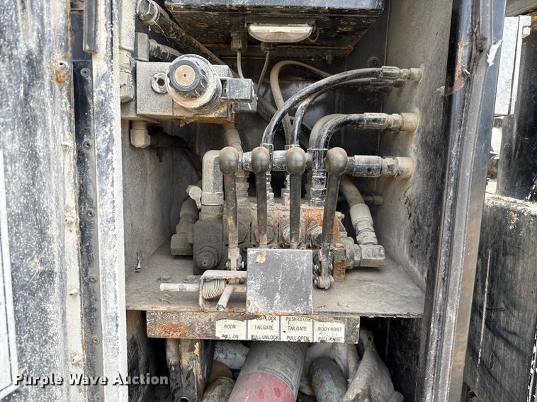 image for item ED5712 2006 Sterling L9500 vacuum truck