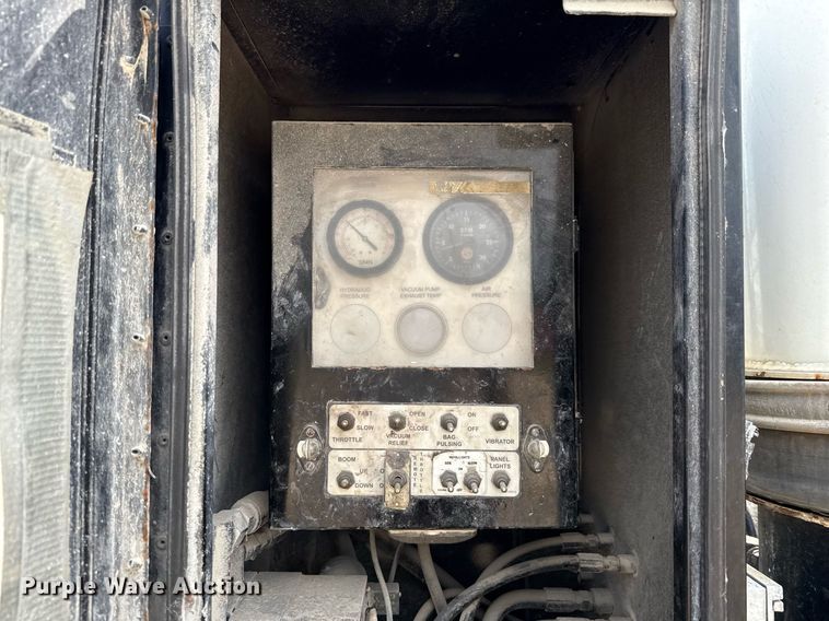 image for item ED5712 2006 Sterling L9500 vacuum truck