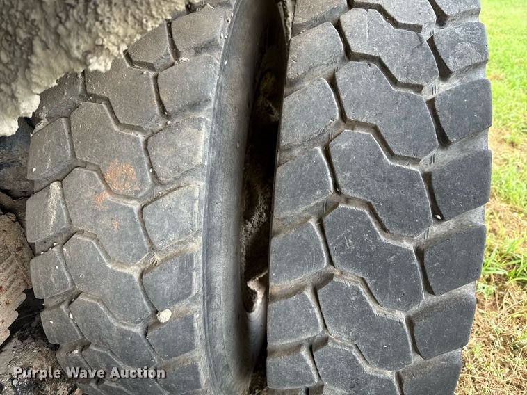 image for item ED5712 2006 Sterling L9500 vacuum truck