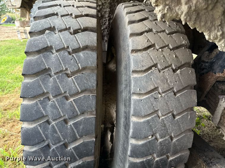 image for item ED5712 2006 Sterling L9500 vacuum truck