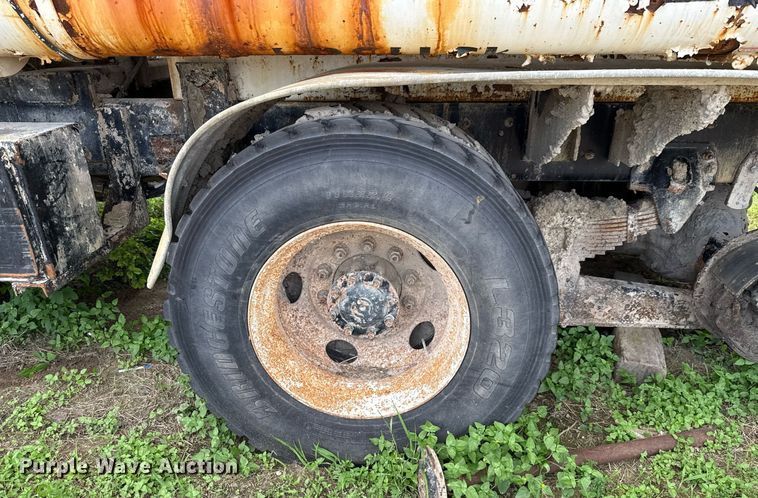 image for item ED5712 2006 Sterling L9500 vacuum truck