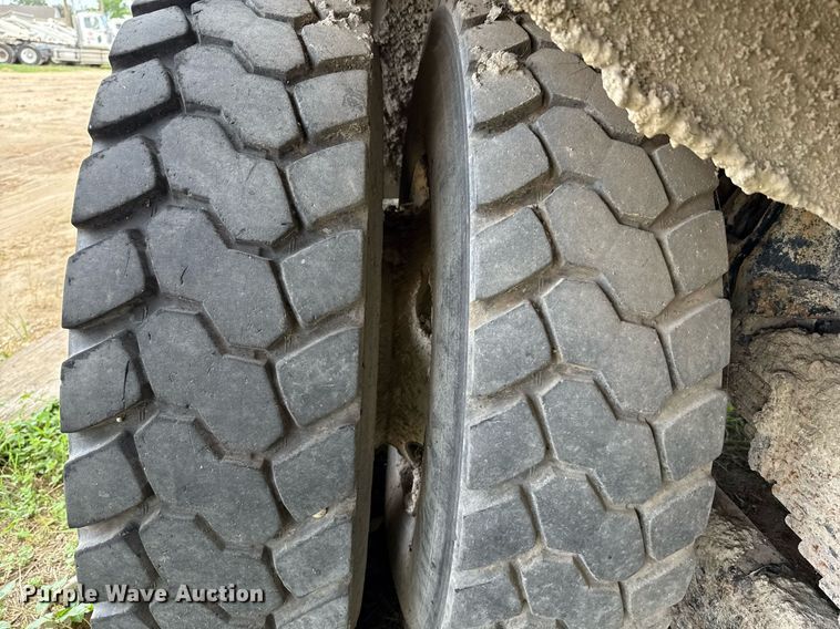 image for item ED5712 2006 Sterling L9500 vacuum truck