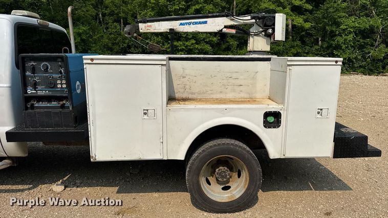 image for item EF2047 2001 Ford F550 utility / service truck