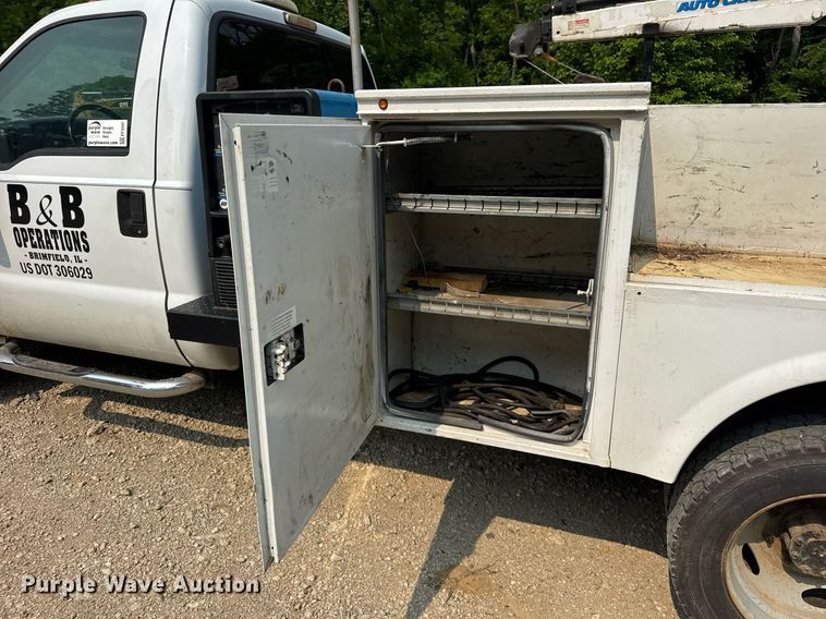 image for item EF2047 2001 Ford F550 utility / service truck