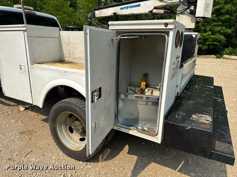 image for item EF2047 2001 Ford F550 utility / service truck