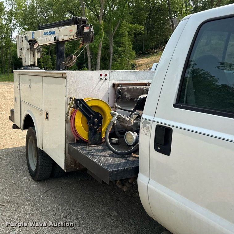 image for item EF2047 2001 Ford F550 utility / service truck