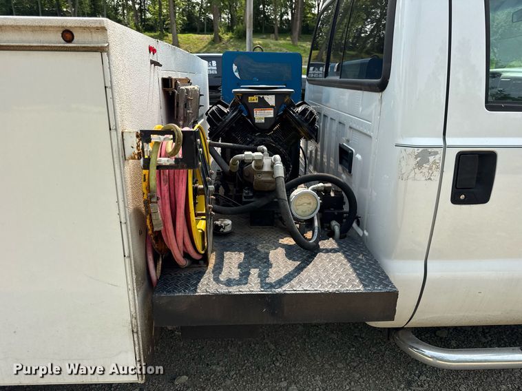 image for item EF2047 2001 Ford F550 utility / service truck