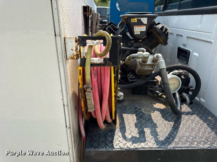 image for item EF2047 2001 Ford F550 utility / service truck