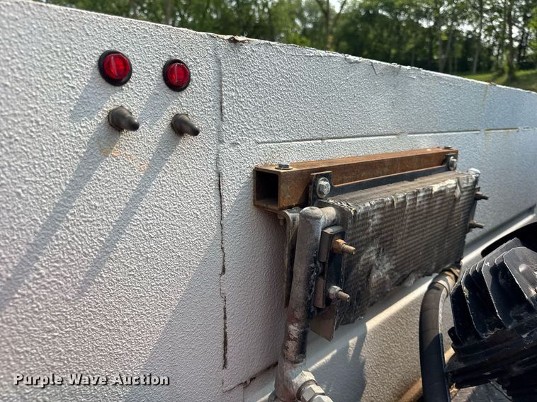 image for item EF2047 2001 Ford F550 utility / service truck