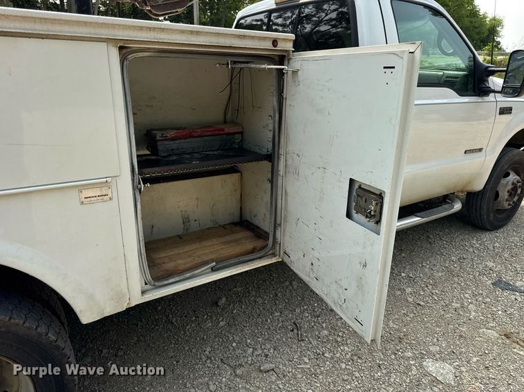 image for item EF2047 2001 Ford F550 utility / service truck