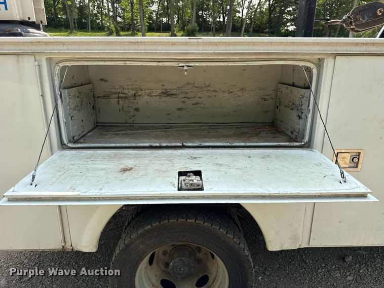 image for item EF2047 2001 Ford F550 utility / service truck