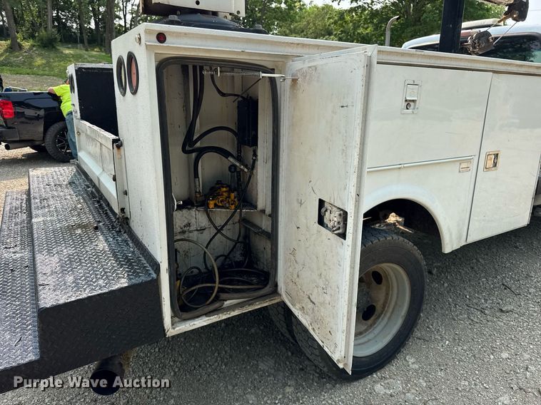 image for item EF2047 2001 Ford F550 utility / service truck