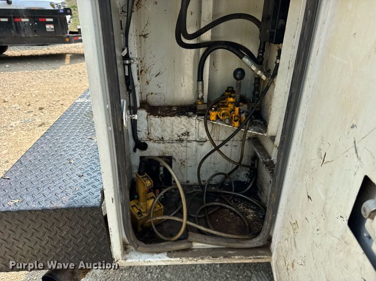 image for item EF2047 2001 Ford F550 utility / service truck