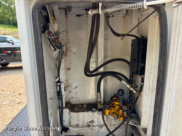 image for item EF2047 2001 Ford F550 utility / service truck