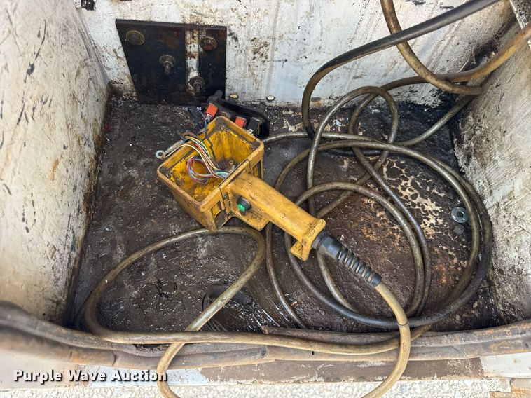 image for item EF2047 2001 Ford F550 utility / service truck