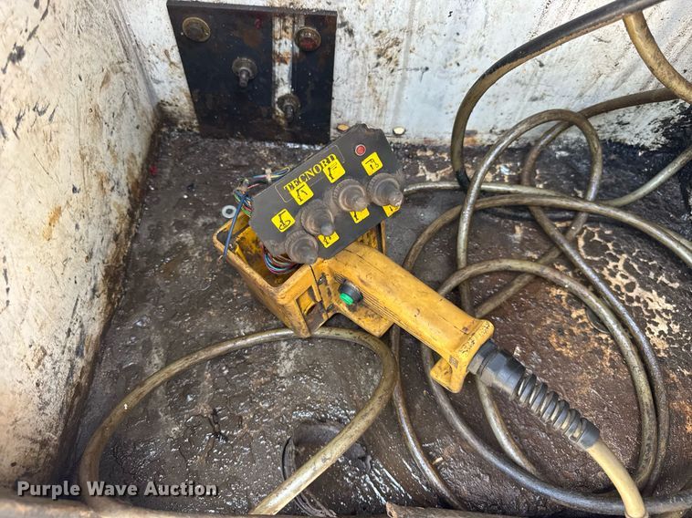 image for item EF2047 2001 Ford F550 utility / service truck