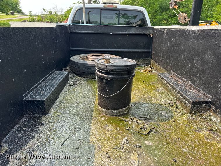 image for item EF2047 2001 Ford F550 utility / service truck