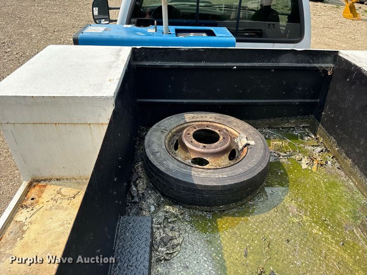 image for item EF2047 2001 Ford F550 utility / service truck