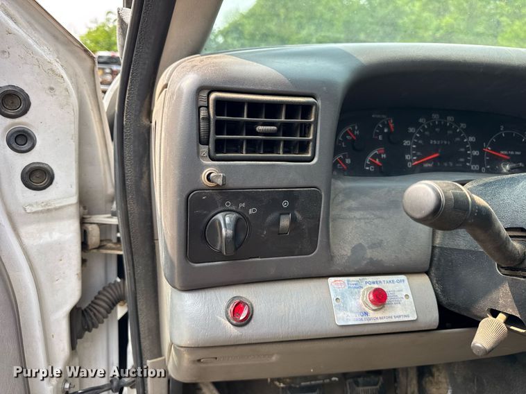 image for item EF2047 2001 Ford F550 utility / service truck