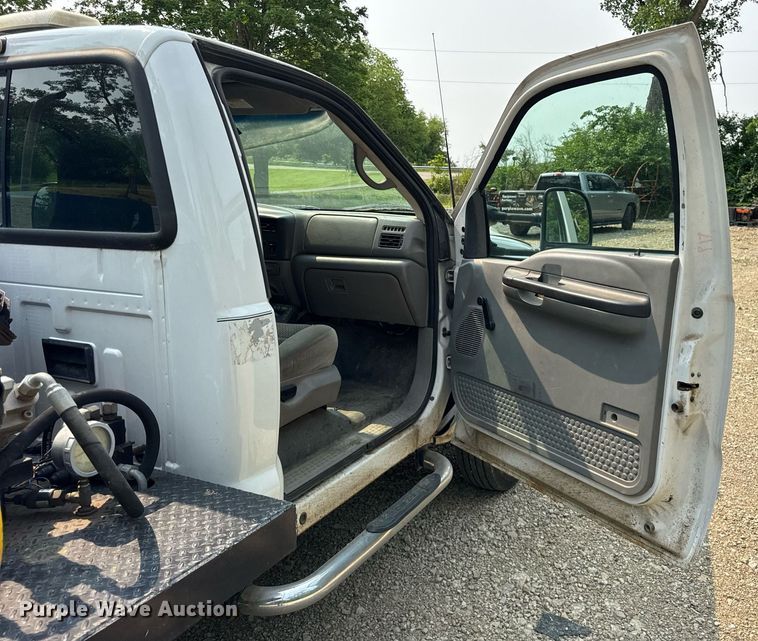 image for item EF2047 2001 Ford F550 utility / service truck