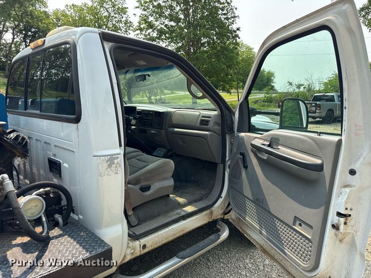 image for item EF2047 2001 Ford F550 utility / service truck