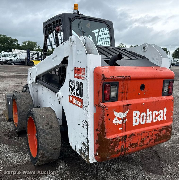 image for item EG5860 2007 Bobcat S220 skid steer loader