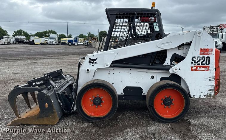 image for item EG5860 2007 Bobcat S220 skid steer loader