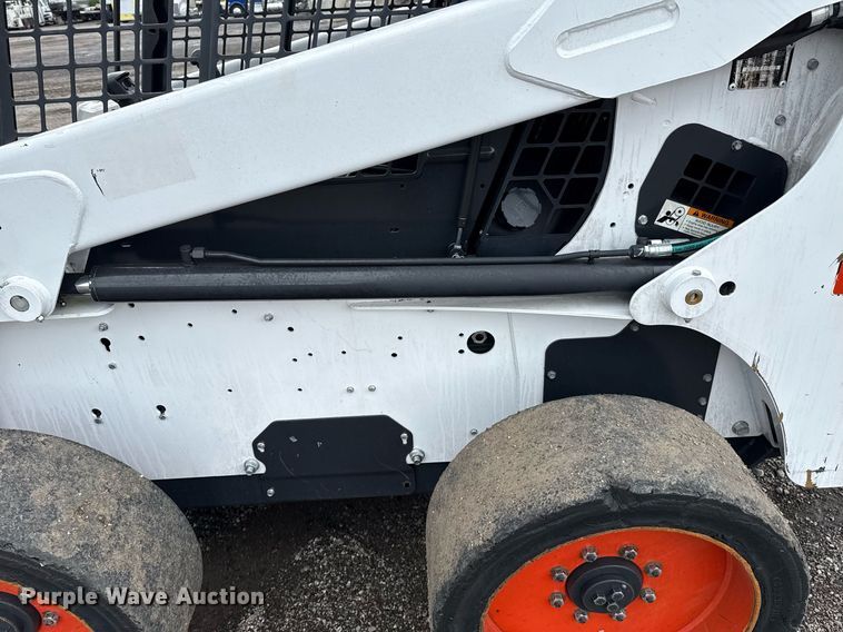 image for item EG5860 2007 Bobcat S220 skid steer loader
