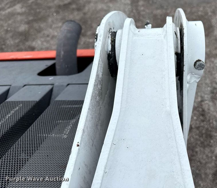 image for item EG5860 2007 Bobcat S220 skid steer loader