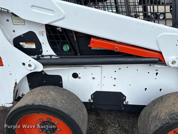 image for item EG5860 2007 Bobcat S220 skid steer loader