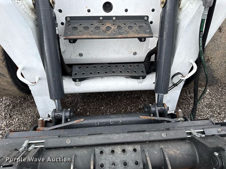 image for item EG5860 2007 Bobcat S220 skid steer loader