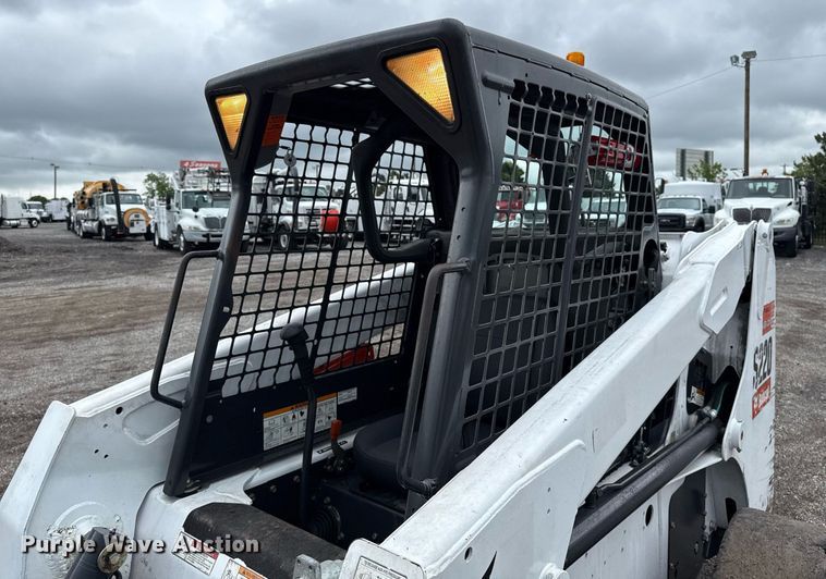image for item EG5860 2007 Bobcat S220 skid steer loader