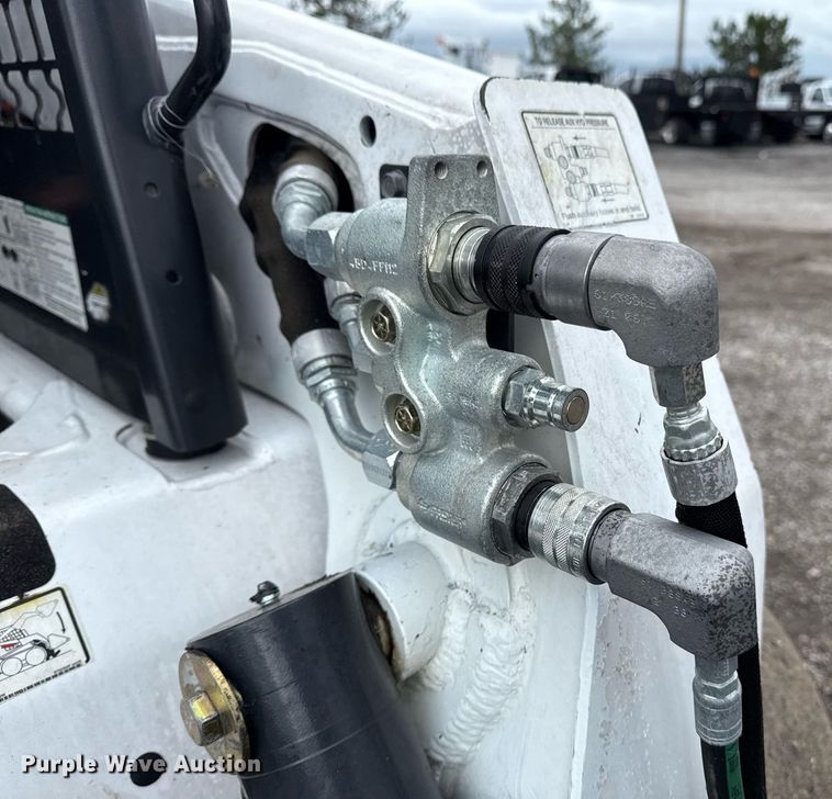 image for item EG5860 2007 Bobcat S220 skid steer loader