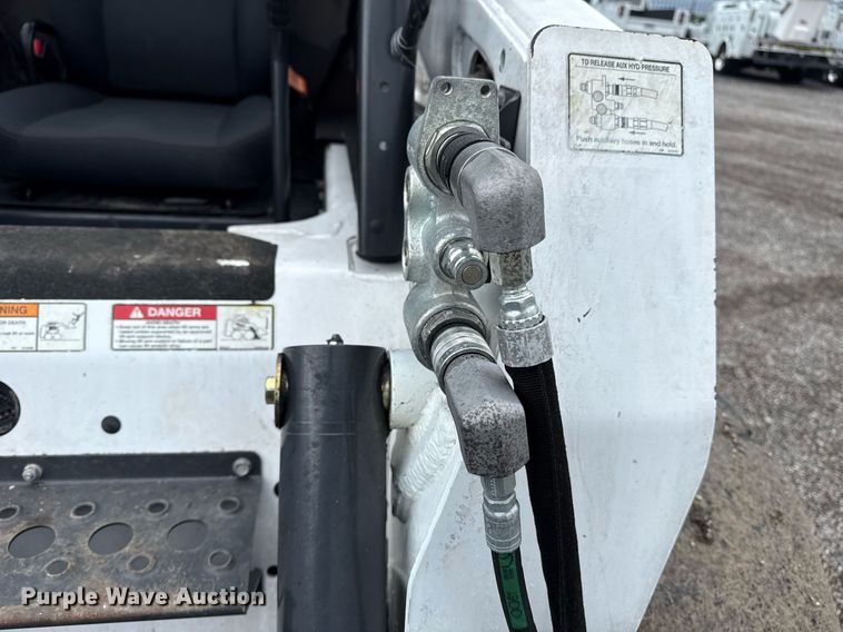 image for item EG5860 2007 Bobcat S220 skid steer loader