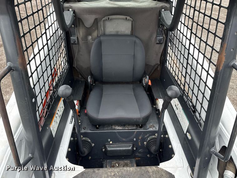 image for item EG5860 2007 Bobcat S220 skid steer loader