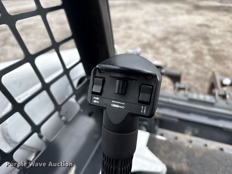 image for item EG5860 2007 Bobcat S220 skid steer loader