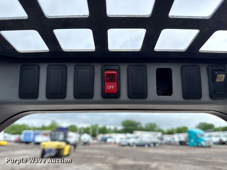 image for item EG5860 2007 Bobcat S220 skid steer loader