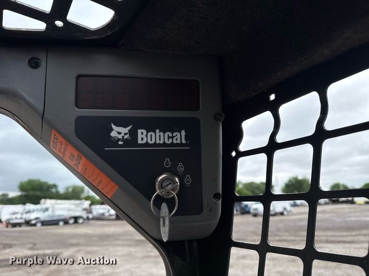 image for item EG5860 2007 Bobcat S220 skid steer loader