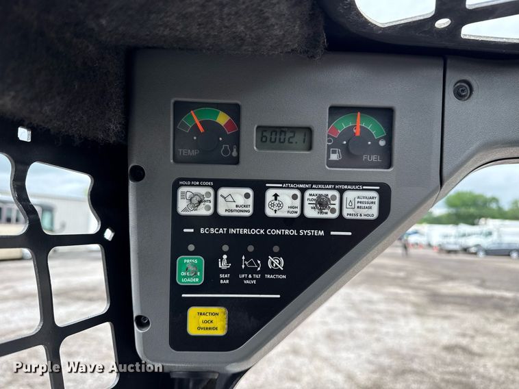 image for item EG5860 2007 Bobcat S220 skid steer loader