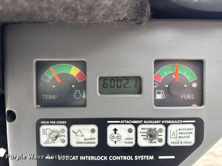 image for item EG5860 2007 Bobcat S220 skid steer loader