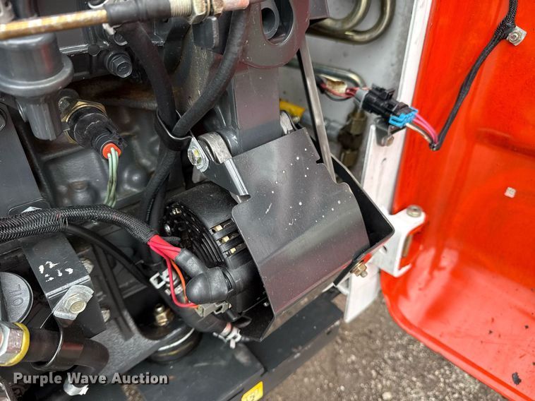 image for item EG5860 2007 Bobcat S220 skid steer loader