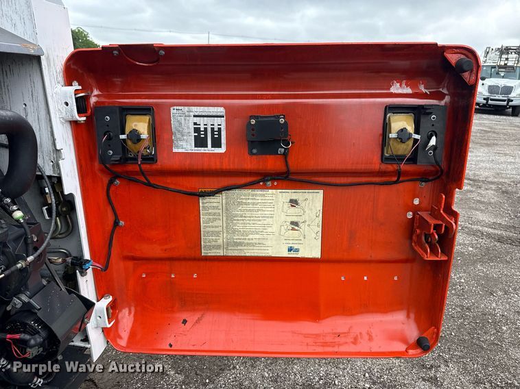 image for item EG5860 2007 Bobcat S220 skid steer loader