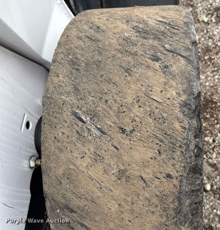 image for item EG5860 2007 Bobcat S220 skid steer loader